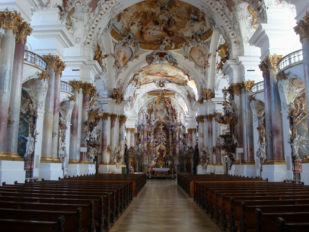 Zwiefalten in Oberschwaben, Innenraum des Mnsters, diese einschiffige Wandpfeilerkirche besitzt einen der grten Kirchenrume in Deutschland und gilt als Gesamtkunstwerk das sddeutschen Rokoko, besitzt auch das zweitgrte Deckenfresko nach Wrzburg, Sept.2010
