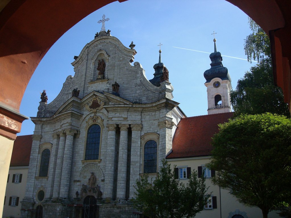 Zwiefalten in Oberschwaben, die mchtige sptbarocke Westfassade des Mnsters  Unser Lieben Frau  aus Gauinger Travertin, der Kirchenneubau im ehemaligen Benediktinerkloster erfolgte von 1741-85, Baumeister war Joh.M.Fischer, Sept.2010