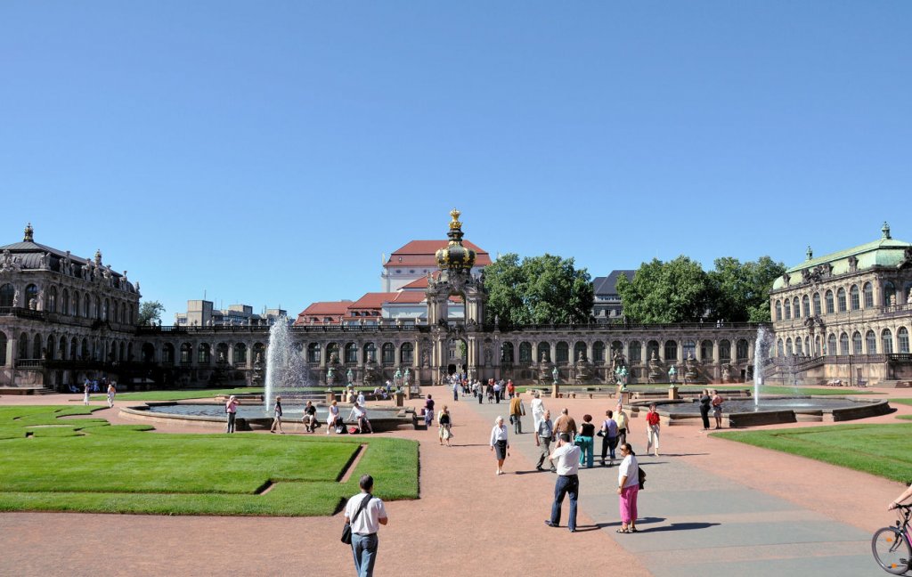 Zwinger in Dresden, links die Porzellansammlung, in der Mitte das Kronentor und rechts der Mathematisch-Physikalische Salon. 01.09.2009