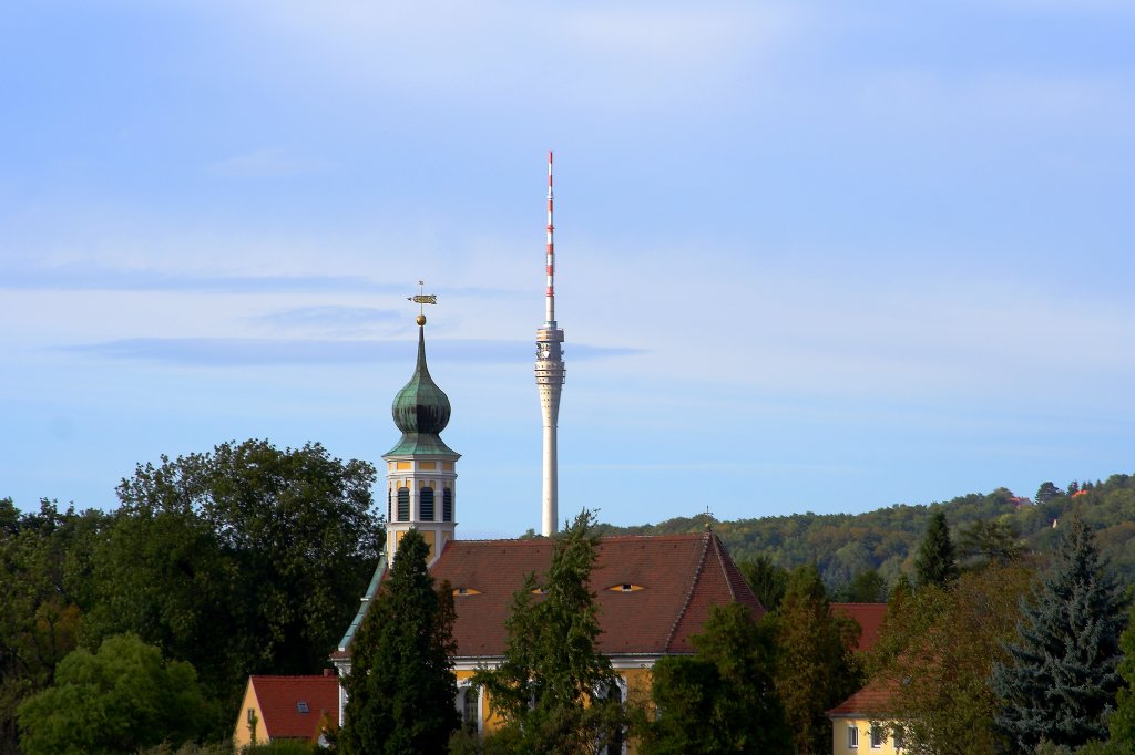 Zwischen der Errichtung der beiden hier zu sehenden Dresdener Bauwerke liegen fast 500(!!) Jahre! Im Vordergrund die kleine Kirche  Maria am Wasser , welche 1495 als sptgotischer Hallenbau entstand und im Hintergrund der Dresdener Fernsehturm in Wachwitz, erbaut 1963-1969 als Vertreter der modernen Architektur. (Aufnahme vom 06.10.2011)