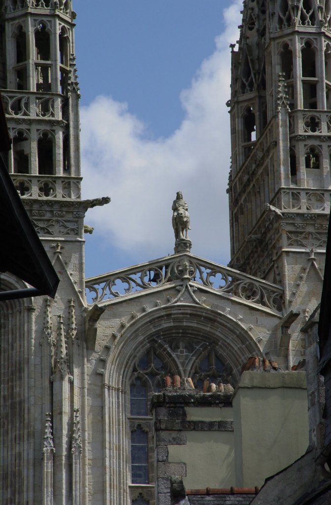 Zwischen den Kathedraltrmen in Quimper reitet auf einem gedrungenem Pferd, wie sie in der Bretagne gezchtet werden, der gute Knig Gradlon in Granit gemeielt: der einzige der dem bretonischen Sodoma entronnen ist. Was es damit auf sich hat, erzhlt die Sage von Is, die zu den schnsten und typischsten des Landes zhlt. (23.07.2009)