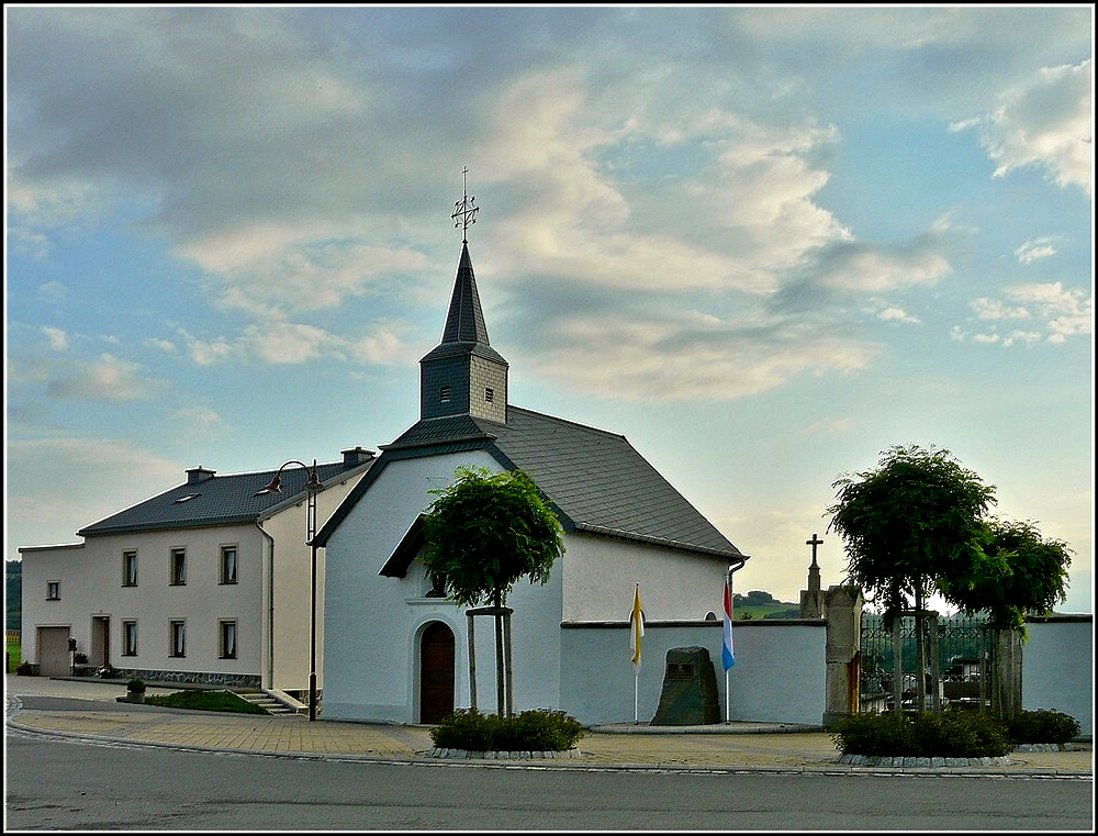 Zwischen Pintsch und Wilwerwiltz liegt der Friedhof, sowie die Donatuskapelle. 08.08.2010 (Jeanny)