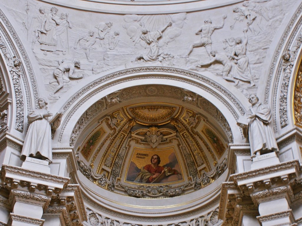 Zwischen Zwingli und Luther sieht man in der Kuppel den Evangelisten Johannes.
(13.09.2010)