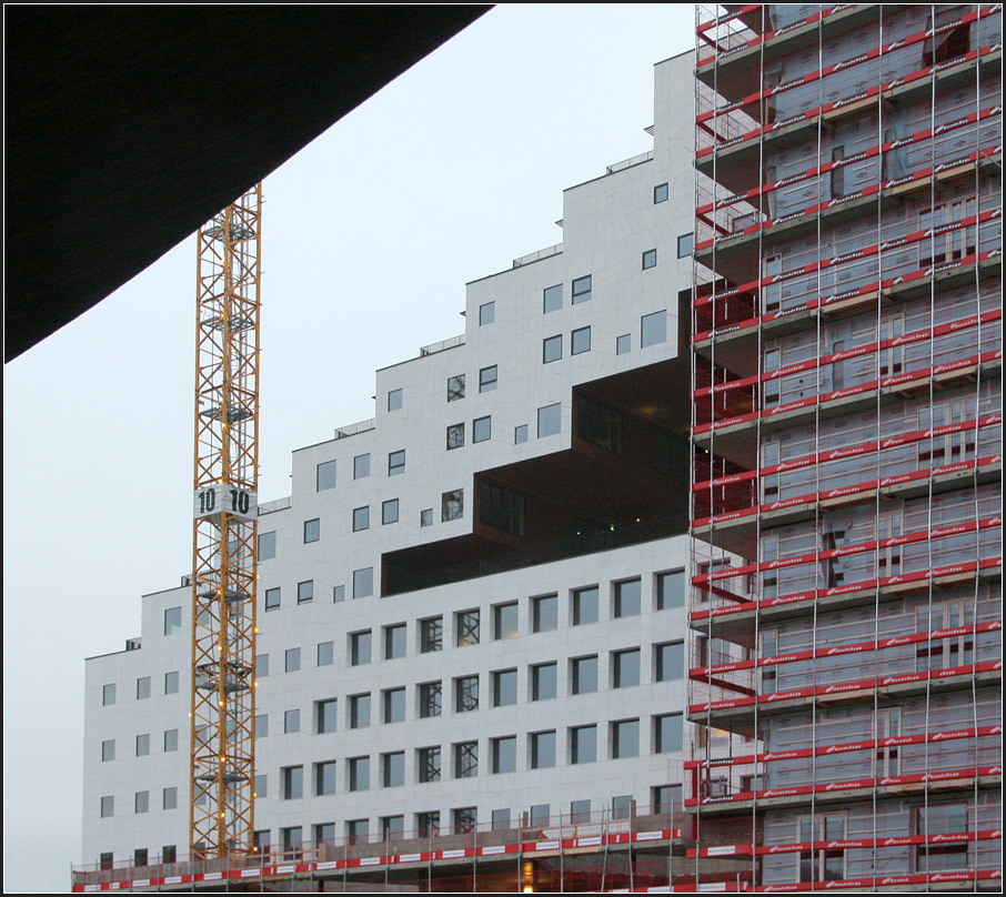 . Abgestuft - 

Das Gebude B der DNB Nor ist im oberen Bereich in stufenfrmig aufgelst. Dort befinden sich Apartments. Die helle Fassade wird durch unterschiedliche quadratischen Fenster geprgt. Architekten waren hier a-lab Architekter aus Oslo. Fertigstellung: 2013/14.

30.12.2013 (Matthias)