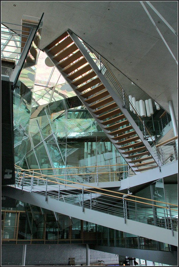 . Akademie der Knste Berlin - 

Ein Blick in die wilde Treppenlandschaft der Halle.

17.08.2010 (Matthias)