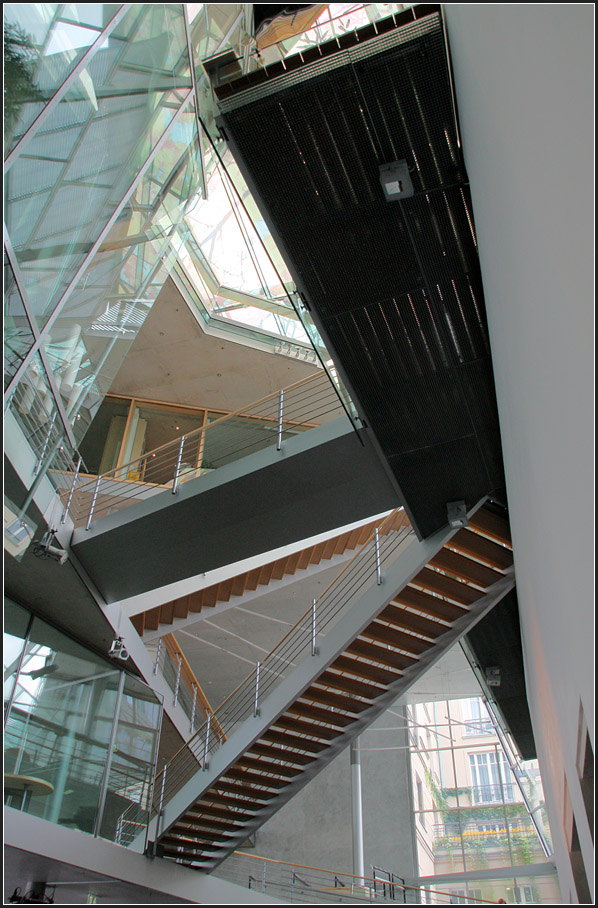 . Akademie der Knste Berlin - 

Im Innern des Gebudes befindet sich eine haushohe Halle mit mit querende Treppen, Stegen, schrgen Glasflchen die gewohnte Raumeindrcke sprengen.

17.08.2010 (Matthias)