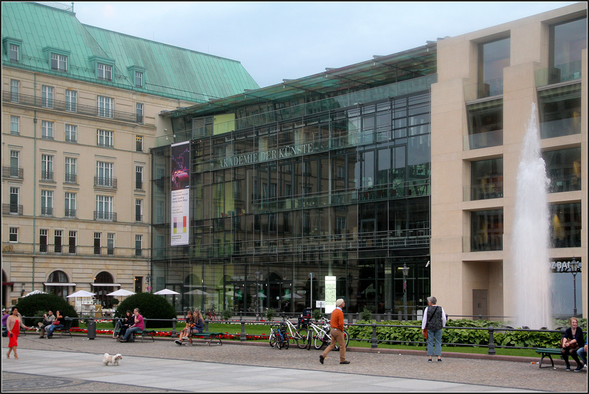 . Akademie der Knste in Berlin -

In Berlin am Pariser Platz zwischen dem Hotel Adlon und der DK-Bank von Frank Gehry steht die Akademie der Knste. Obwohl eine steinerne Lochfassade verlangt wurde, setzten die Architekten eine Glasfassade durch. 2004 wurde das Gebude nach Verzgerungen und Plannderungen endlich fertig. Architekten waren Gnter Behnisch und Werner Duth.

Siehe auch:
http://architektur.startbilder.de/name/galerie/kategorie/architekten~behnisch-und-partner~2004-akademie-der-kuenste-berlin.html

16.08.2011 (Matthias)