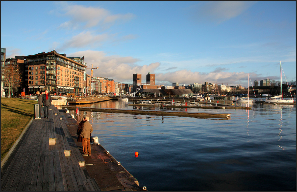 . Aker Brygge und das Rdhuset von Oslo -

Aker Brygge ist ein in den 80er und 90er Jahren des letzten Jahrhunderts entstandenes Viertel auf einem frheren Werftgelnde. Neben Bro- und Wohnflchen gibt es hier sehr viel Gastronomie, Bars und Ladenlokale. Ein neuer Stadtbezirk mit viel Leben.

29.12.2013 (Matthias)