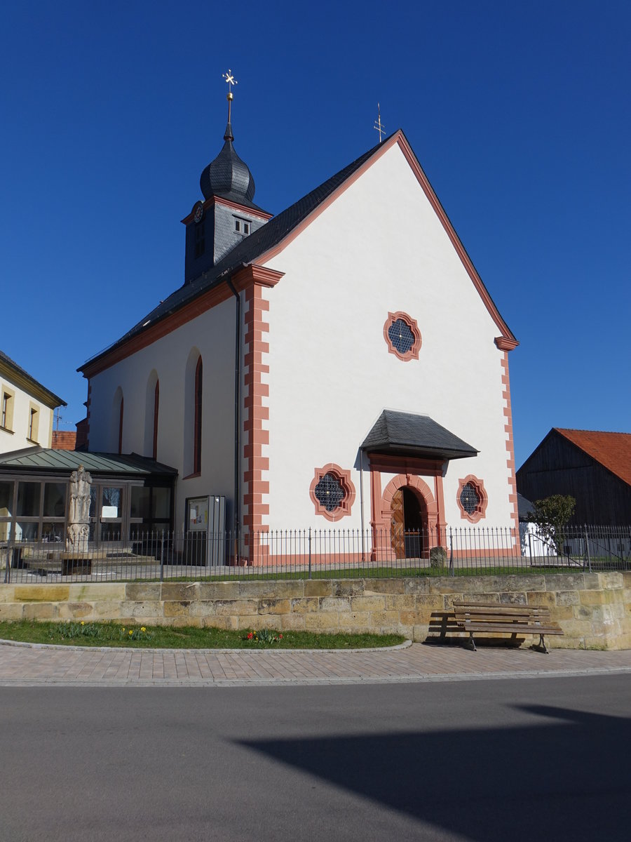  Altenbanz, katholische Pfarrkirche St. Laurentius, ein Satteldachbau mit eingezogenem Chor und Dachreiter, sptgotisch (07.04.2018)