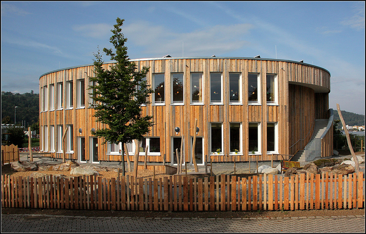 . Altes Holz -

Der Waldorfkindergarten in Esslingen von Lederer, Ragnarsdttir, Oei.

04.10.2013 (Matthias)