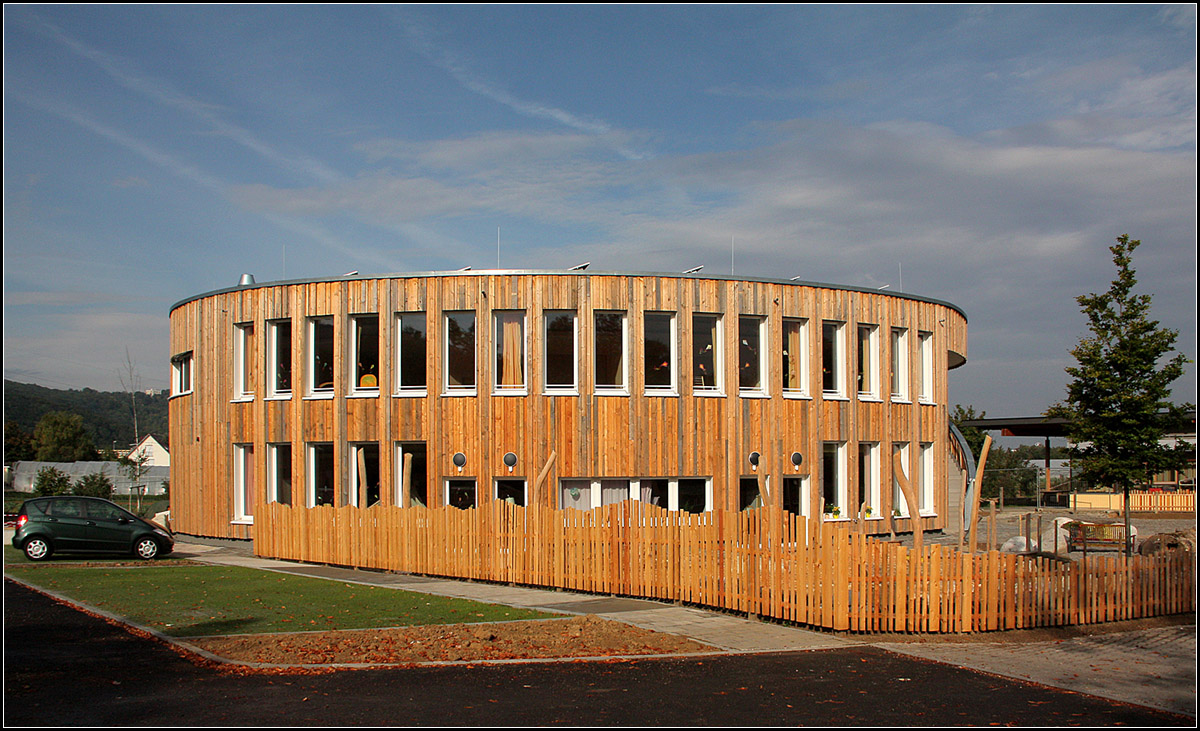 . Altes Holz -

Waldorfkindergarten in Esslingen am Neckar der Architekten Lederer, Ragnarsdttir, Oei, Fertigstellung: 2013. Fr die Fassade wurde Recycling-Holz verwendet.

In seinem stdtebaulichen Umfeld (Niemandsland am Stadtrand), wirkt der ovale Bau als markanter Solitr, der sich bewusst von der Umgebung absetzt. Die Frage ist, ob es nicht besser gewesen wre, die vorhandene Architektur der anschlieenden Waldorfschule weiterzufhren und hier nicht noch mal was ganz anderes hier hin zu stellen. Das Gebude ist schn, sein Umfeld ein Durcheinander.

Siehe auch:
http://architektur.startbilder.de/name/galerie/kategorie/architekten~lederer-ragnarsdttir-oei~2013-waldorfkindergarte-essligen.html

04.10.2013 (Matthias)