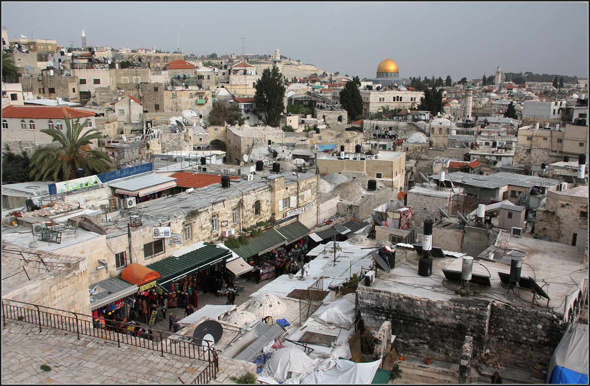 . Altstadt-Dachlandschaft

Blick vom Damaskustor zum Felsendom. Links neben dem Felsendom ist der lberg zu erkennen. Unten links die Beit HaBad Street, eine der zahlreichen Marktgassen in Jerusalem.

18.03.2014 (Matthias)