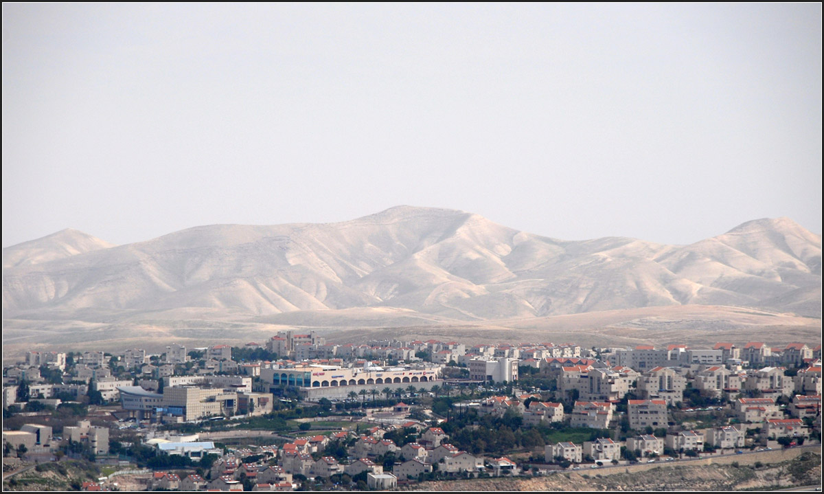 . Am Rand der Wste - 

Blick vom Jerusalemer lberg nach Osten zur jdischen Siedlung 'Ma'ale Adumin' in den Westbanks. 

24.03.2014 (Jonas)
