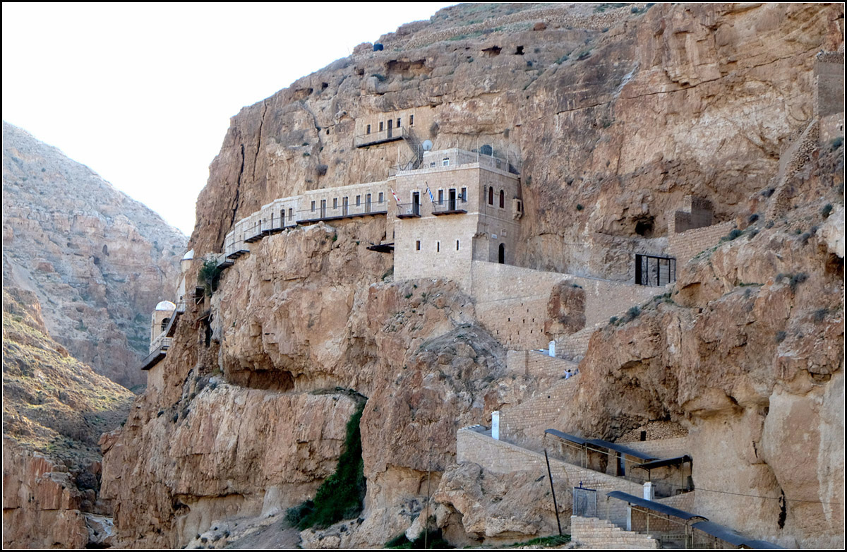 . An die Felswand gebaut -

Der Berg der Versuchung oberhalb Jerichos mit dem griechisch-orthodoxen Kloster Qarantal in abenteuerlicher Lage.

Das Foto hat mir unser Gastgeber aus Jerusalem zur Verfgung gestellt, da mein Bild in dieser Situation durch die ber den Berg kommende Sonne unbrauchbar wurde. Die Aufnahme entstand aus der Seilbahn.

21.03.2014 (Jochen)