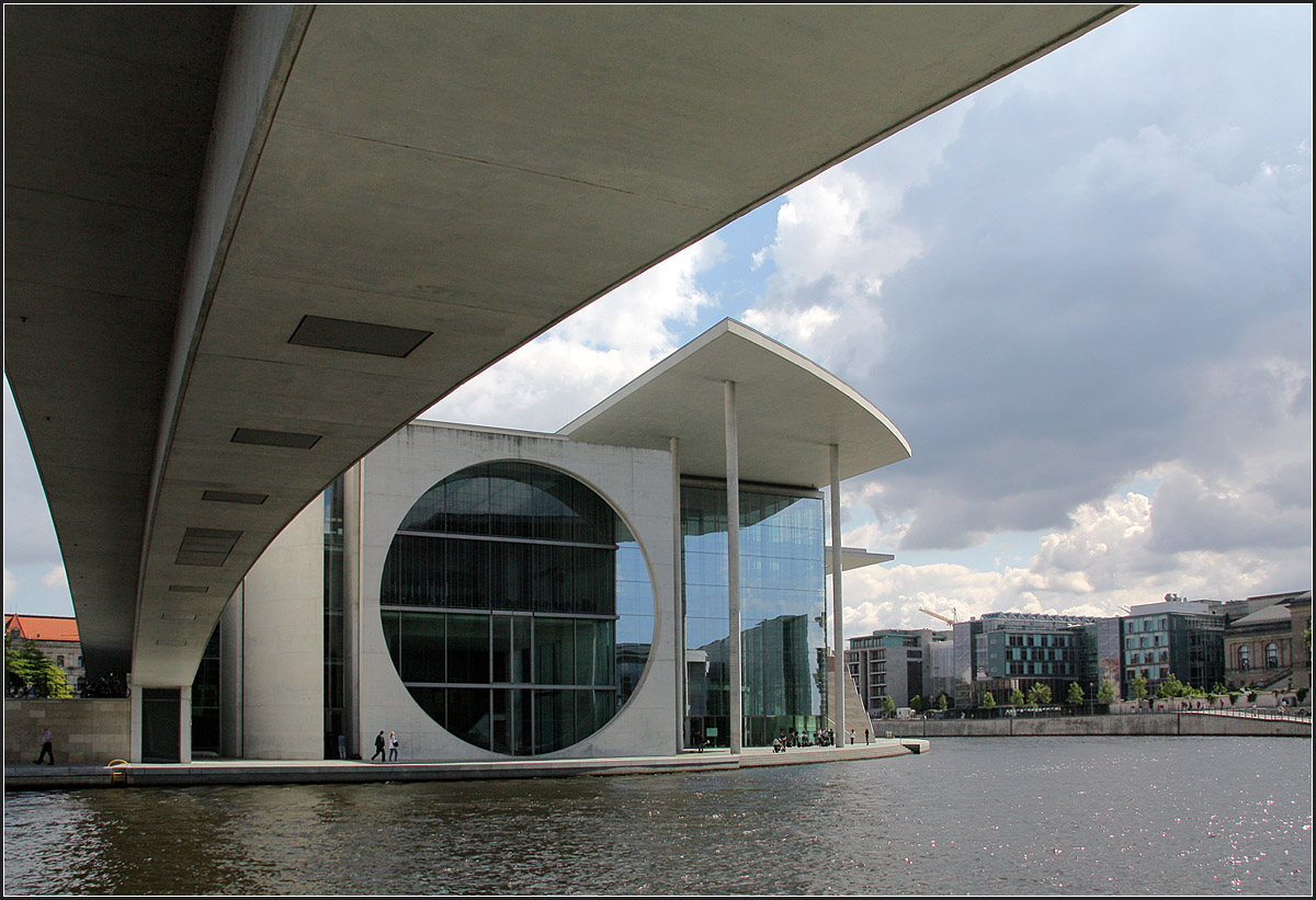 . An der Spree -

Gegenber dem Paul Lbe Haus liegt das Marie Elisabeth Lders Haus in der selben Architektursprache.

http://architektur.startbilder.de/name/galerie/kategorie/architekten~braunfels-architekten~2003-marie-elisabeth-lueders-haus-berlin.html

19.08.2010 (Matthias)