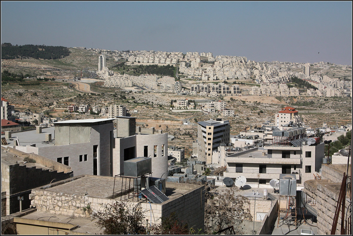 . Andere Welt -

Blick ber Bethlehem hinber in die jdische Siedlung Har Choma. Bethlehem ist eine der palstinensischen Autonomiegebiete im Westjordland, whrend die Siedlung Har Choma im einseitig von Israel erweiterten Stadtgebiet von Jerusalem liegt, welches international nicht anerkannt ist. 

Bethlehem und Jerusalem mit dieser Siedlung werden durch eine neun Meter hohe Betonmauer voneinander getrennt. Wer genau hinschaut wird sie an mehreren Stellen im Bild erkennen.

27.03.2014