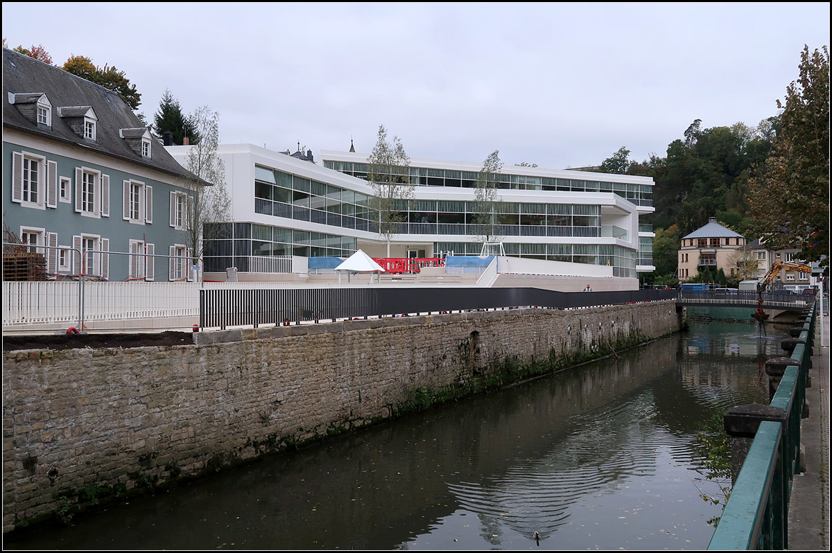 . Architekturmoderne in seiner schnsten Form -

2017 wurde die Ecole Centralen in Luxemburg-Clausen fertiggestellt. Geplant wurden sie von JSWD-Architekten aus Kln.

Einen Tag vor unserem Besuch dort war bei Restarbeiten an den Auenanlagen der Schule ein Lffelbagger in die Alzette gefallen und gesunken. Die Baggerarbeiten ganz rechts im Bild haben wohl mit diesem Unfall zu tun. Hier wird wohl verschmutztes Erdreich aus der Alzette gebaggert.

05.10.2017 (M)