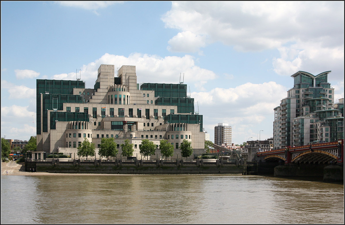 . Auch eine Bausnde -

Auf der Nordseite der Vauxhall Bridge steht das SIS Building von Terry Farrell, erffnet 1994. Eine moderne Trutzburg.

27.06.2015 (Matthias)

