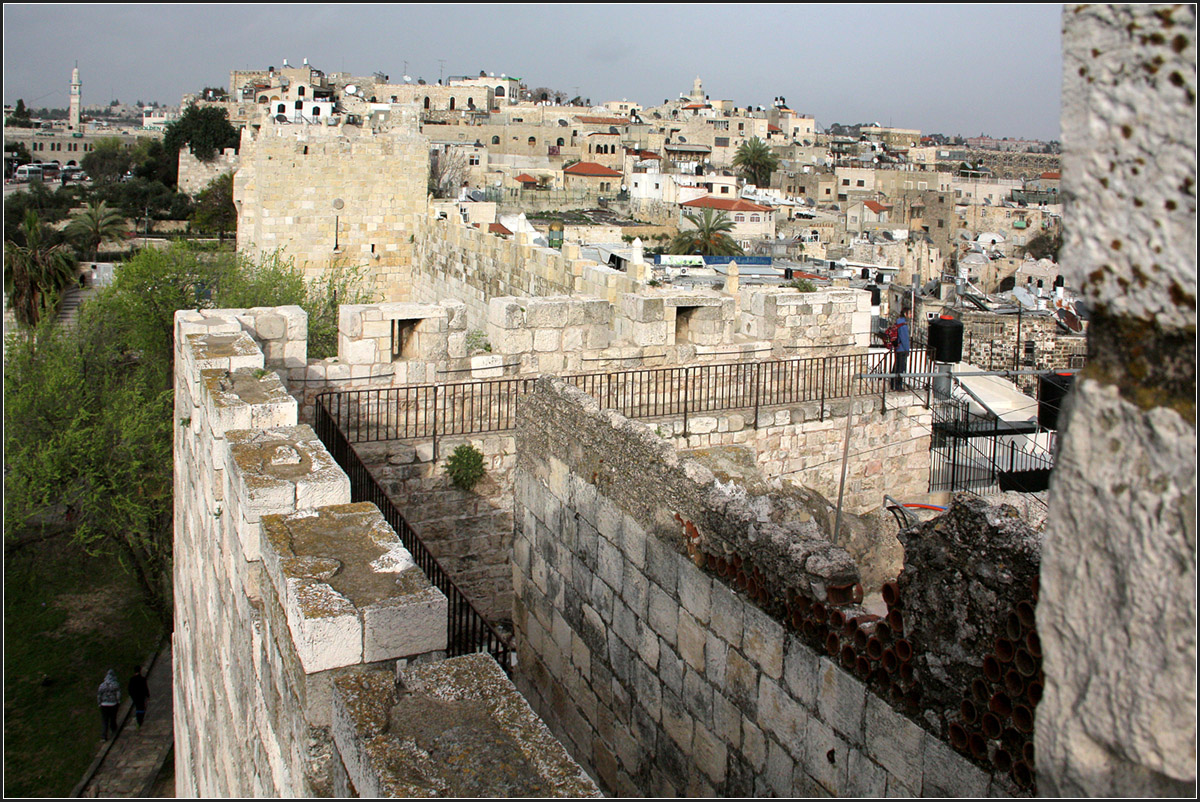 . Auf der Mauer -

Blick entlang der Jerusalemer Stadtmauer ins Islamische Viertel.

18.03.2014 (Matthias)