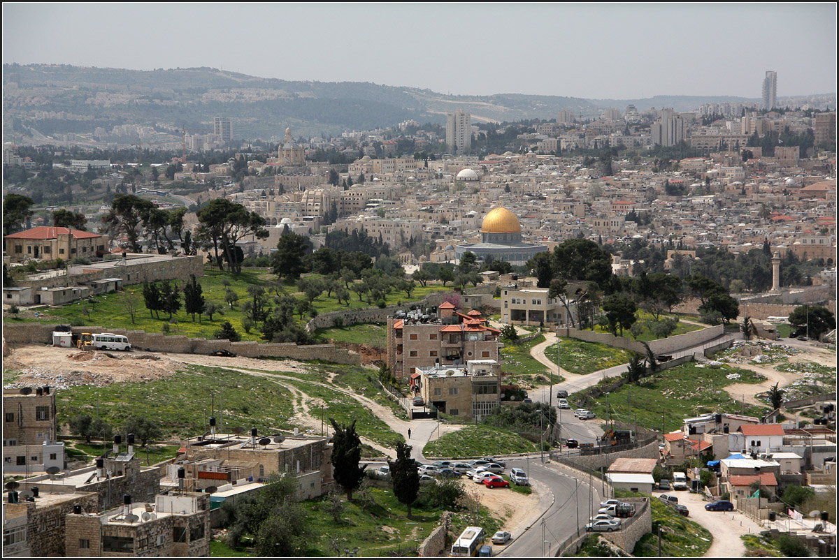 . Ausblick auf Jerusalem -

Blick vom Turm der Himmelfahrtkirche auf die Altstadt von Jerusalem.

24.03.2014 (Matthias)