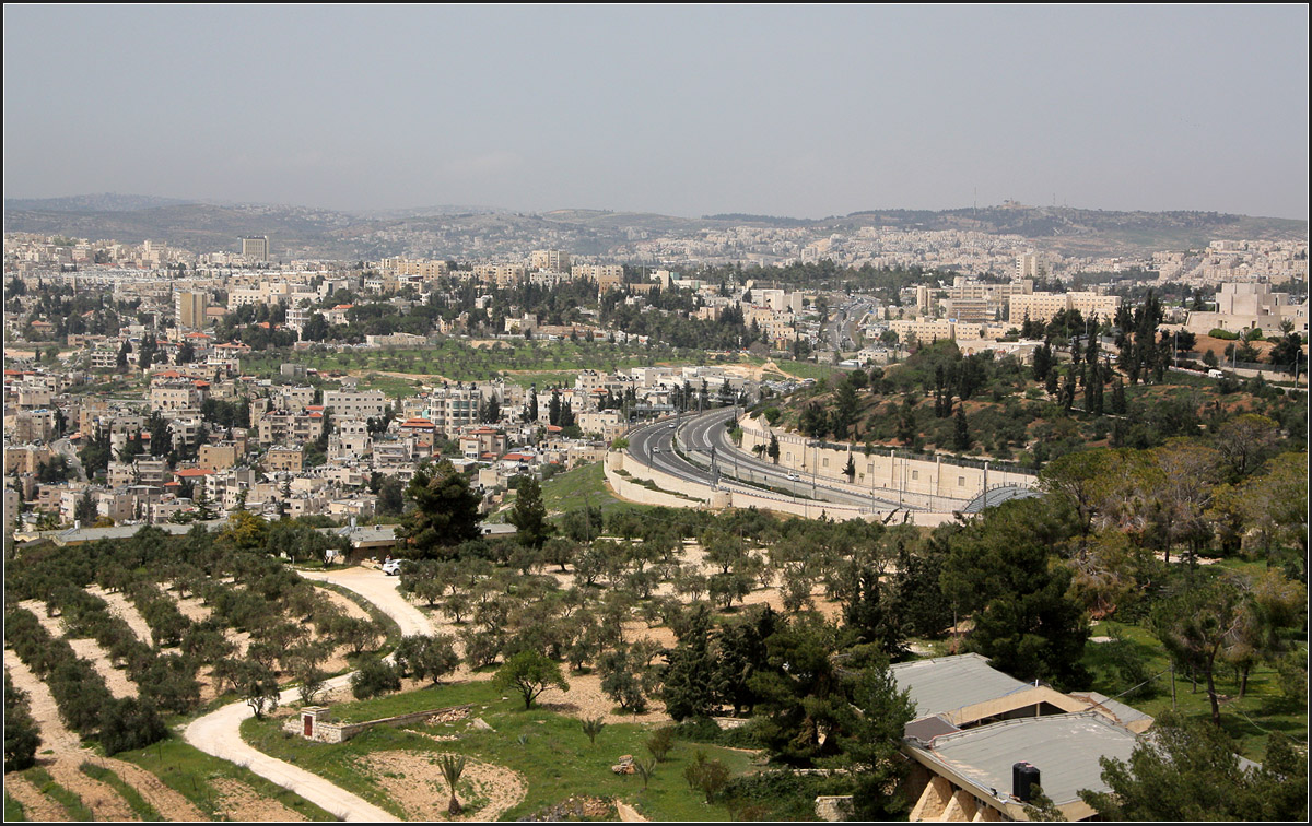 . Auerhalb der Altstadt -

Vom Turm der Himmelfahrtskirche auf dem lberg im Areal des Augusta Victoria Krankenhauses hat man eines sehr schne Sicht ber Jerusalem und Umgebung. Hier geht der Blick in Richtung Nordwesten ber die dortigen Stadtgebiete. Rechts oben im Hintergrund sind groe jdische Siedlungen zu erkennen, die auf frher palstinensischen Gebieten errichtet wurden, wohin Jerusalem nach 1967 ausgedehnt wurde.

24.03.2014 (Matthias)