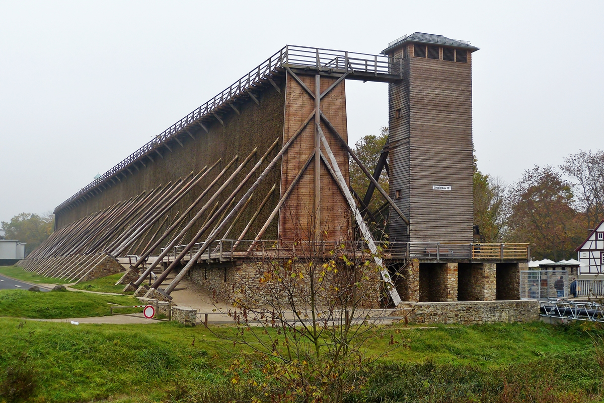 . Bad Nauheim (Wetterau) - Der Gradierbau III, eines der fnf noch erhaltenen Gradierwerke in Bad Nauheim. Gradierwerke dienen heute als Sehenswrdigkeiten der Orte, in denen sie aufgestellt sind. 01.11.2014 (Hans)

Gradierwerke werden in Deutschland heute oft zu Kurzwecken betrieben. Durch die herabrieselnde Sole wird die Luft in der Nhe des Gradierwerks mit Soletrpfchen und Salzaerosol angereichert, die Wassertrpfchen binden Partikel in der Luft. Dies wirkt sich hnlich wie bei Seeluft beispielsweise bei Pollenallergikern und Asthmatikern und anderen positiv aus. Durch das Einatmen salzhaltiger Luft werden die Atemwege befeuchtet und die Wandungen der Atemorgane positiv beeinflusst. Des Weiteren besitzen die feinen Salzkristalle eine sekretlsende Wirkung, reinigen die Atemwege intensiv von Bakterien und lassen die Schleimhute abschwellen. Viele rzte und Heilpraktiker empfehlen aus diesen Grnden einen lngeren Aufenthalt an der See oder in Kurorten, welche sich den Effekt der Gradierwerke zu Nutzen gemacht haben.