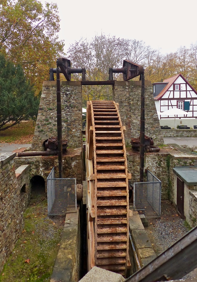 . Bad Nauheim (Wetterau) - Das Wasserrad am Gradierwerk III in Bad Nauheim. 01.11.2014 (Jeanny)