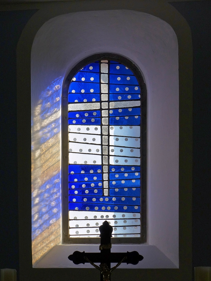 . Baltrum - Das einzige kleine Rundbogen-Fenster in der Ostmauer der evangelisch-lutherischen Groen Inselkirche auf der Insel Baltrum. 06.10.2014 (Jeanny)