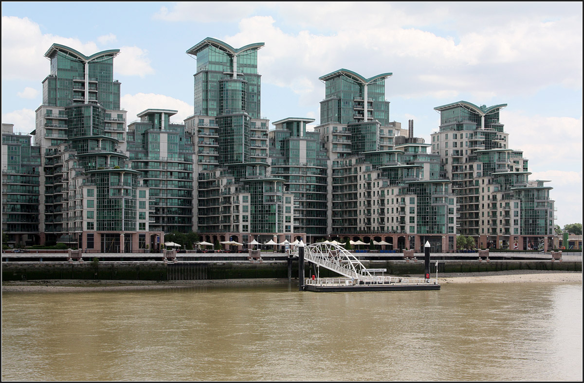 . Bausnde an der Themse -

Apartmentgebude Saint George Wharf an der sdlich der Vauxhall Bridge. Der Komplex wurde Architects' Journal als the 'Worst building in the world' ausgezeichnet.

27.06.2015 (M)