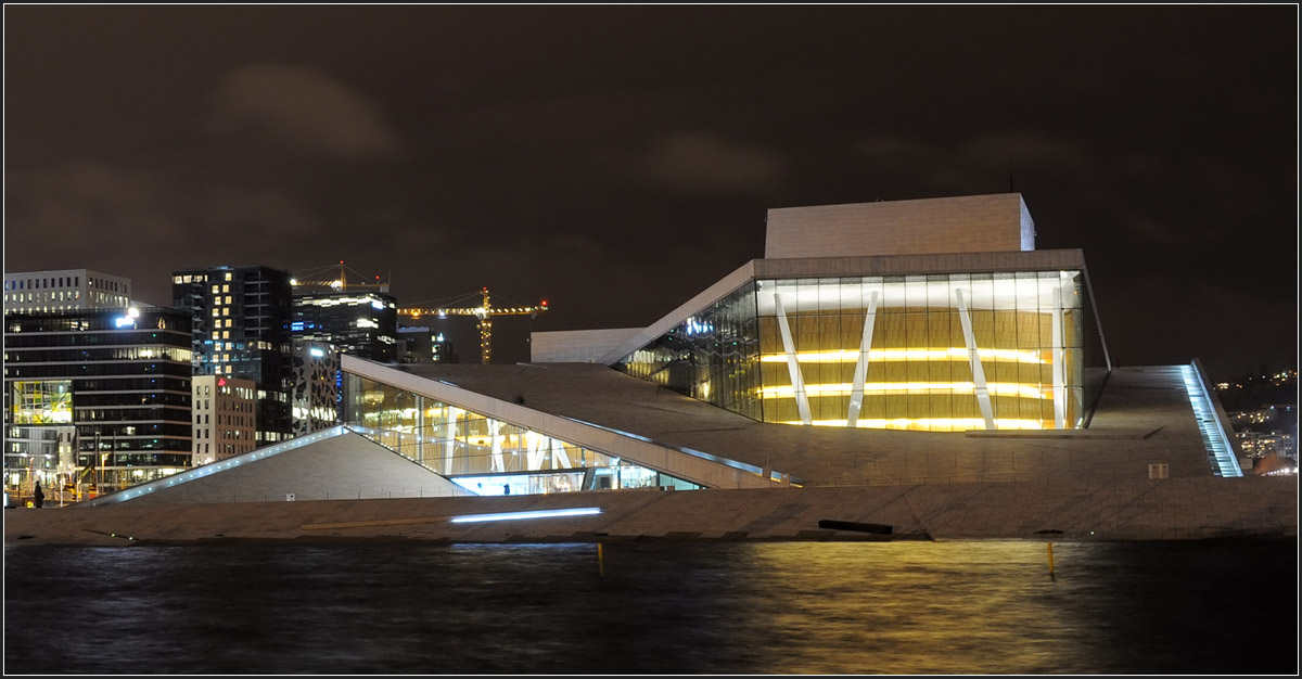 . Bei Nacht -

Das neue Opernhaus in Oslo am Abend des 29.12.2013 (Jonas)