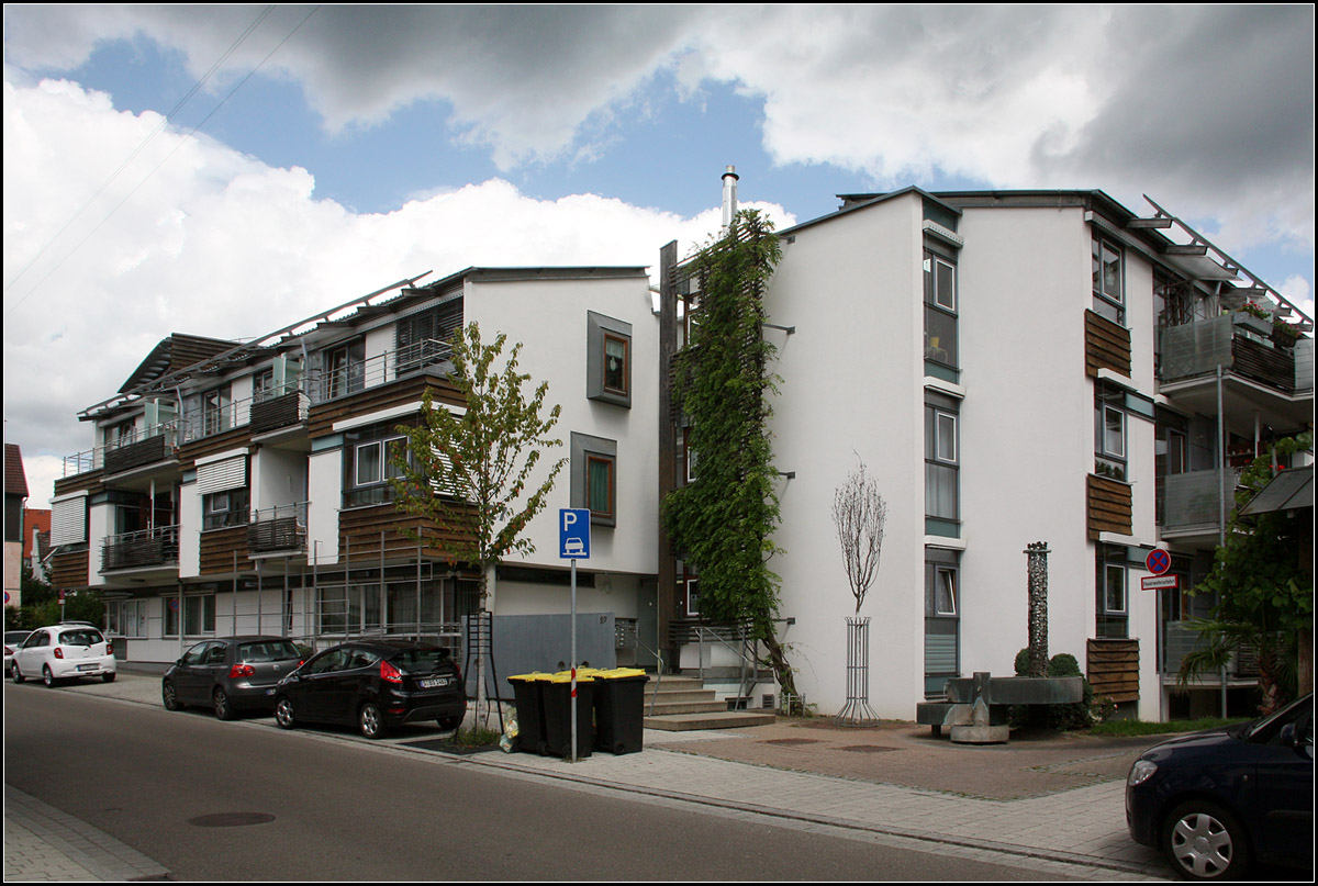 . Besondere Seniorenwohnanlage -

Obwohl sehr modern passt die Architektur gut in den drflichen Ortskern von Ruit. Straenansicht von Sdosten.

12.08.2014 (Matthias)