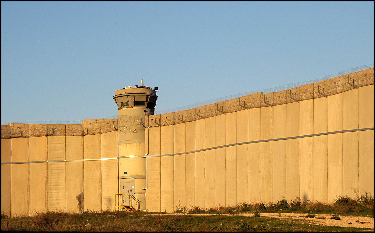 . Bethlehem, jenseits von Weihnachten -

Abendlicht gibt der grauen Betonwand des Separation Wall in Bethlehem einen warmen Farbton. Im Laden einer Holzschnitzerei-Werkstatt in Bethelehm Teile der Mauer in Miniatur aus Holz als Souvenir kaufen. Oder als Teil eine Weihnachtskrippe, Maria und Josef mit dem Jesuskind und den Heiligen Drei Knigen, die Knige durch die Mauer getrennt von der Heiligen Familie. Interessant wie die Palstinenser mit ihrer Situation umgehen.

27-03.2014 (Jonas)  