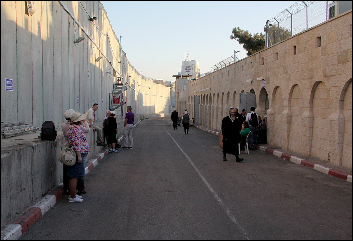 . Bethlehem, jenseits von Weihnachten -

Fast der selbe Standort wie beim oberen Bild nur um 180 gedreht, der Blick geht nach Sden. Links der bedrckende Separation Wall und rechts das Grab von Rahel, der Frau des biblischen Jakobs, dem Stammvater der Juden. Frau und Mnner haben hier getrennte Eingnge und auch innen getrennte Bereiche zum Beten.

. 27.03.2014 (Matthias)