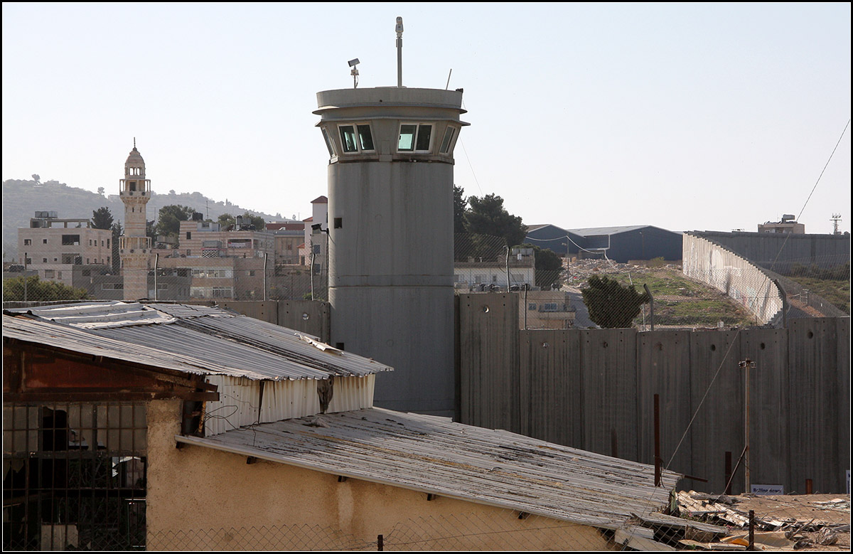 . Bethlehem, jenseits von Weihnachten -

Wachturm und Mauer am Nordrand von Bethlehem. Diese Mauer trennt das palstinensische Bethlehem vom angrenzenden Jerusalem. Der Turm links gehrt zu einer Moschee die innerhalb dem palstinensischen Flchtlingslager Ayda Refugee Camp steht.

27.03.2014 (Matthias) 

