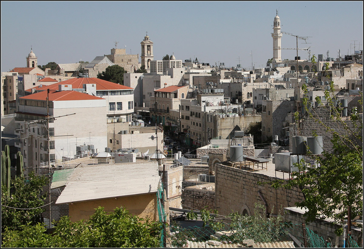 . Bethlehems Innenstadt -

Blick von Nordwesten auf die Altstadt von Bethlehem. Links der Turm der Katherinenkirche, daneben das eingerstete Dach der Geburtskirche, dann der Turm des Griechisch-orthodoxen Klosters und rechts das Minarett der Omar Moschee.

27.03.2014 (Matthias) 