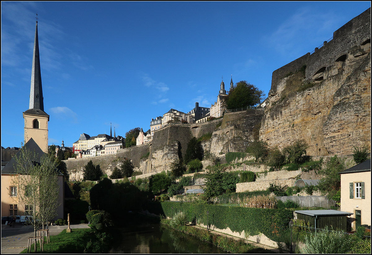 . Blauer Himmel ber Luxemburg -

Links die Sankt Johann Kirche, ber der Alzette die Oberstadt.

05.10.2017 (M)