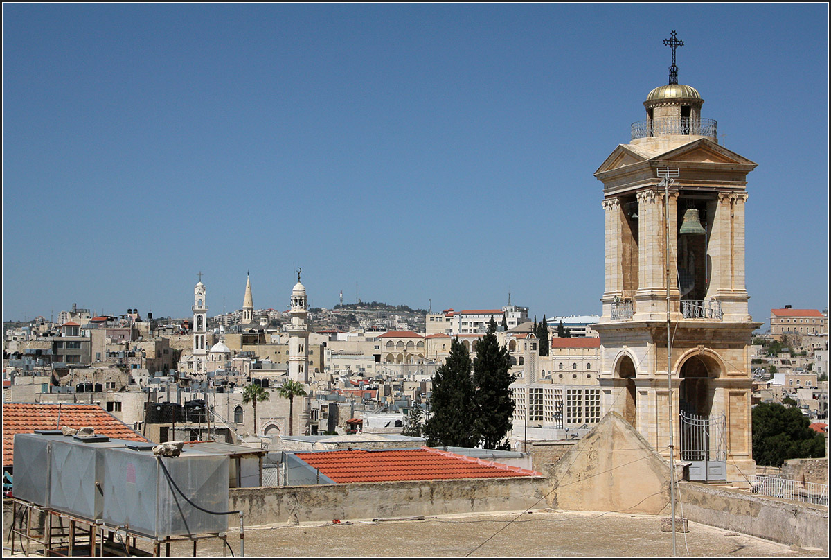 . Blick ber Bethlehem -

Die Altstadt von Bethlehem. Rechts der Turm des griechisch-orthodoxen Kloster, das neben der Geburtskirche steht.

27.03.2014 (Matthias)