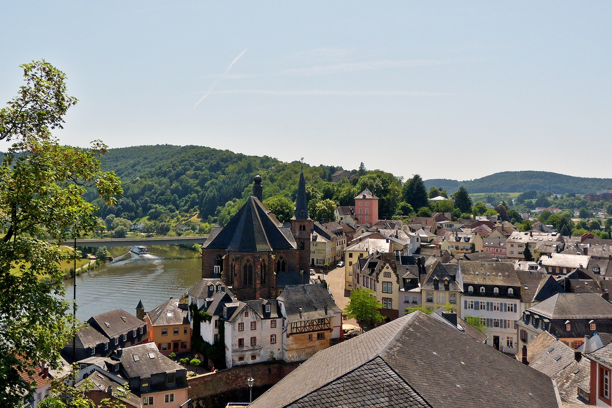 . Blick ber die Dcher von Saarburg mit der Pfarrkirche St Laurentius. 09.06.2014 (Hans)