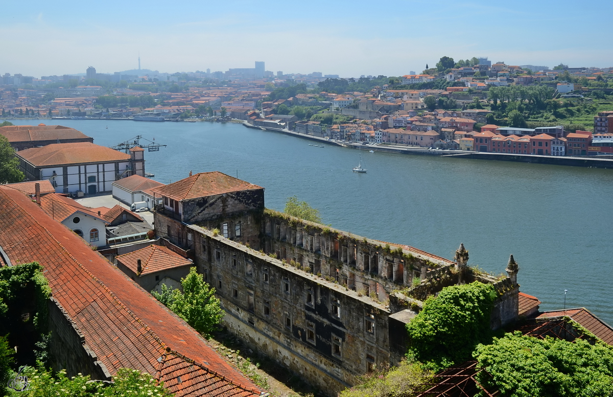  Blick ber ein dem Verfall preisgegebenes Gebude auf den Douro in Porto. (Mai 2013)