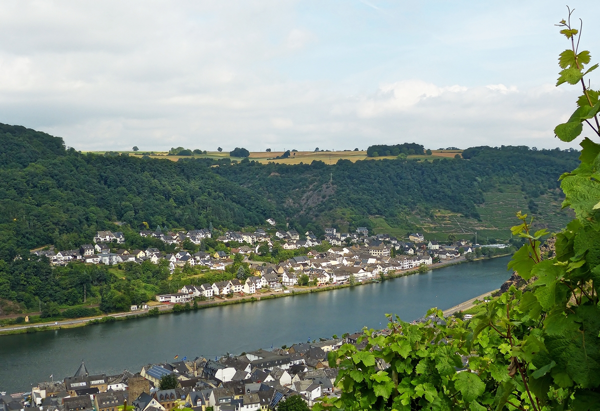 . Blick ber die Mosel nach Kattenes. 21.06.2014 (Jeanny)

Am einmaligen Moselstrand liegt, angenehm in die Natur eingebettet, genau zwischen Koblenz und Cochem, der Moselort Kattenes. Er liegt mitten in einer der schnsten Gegenden des gesamten Moseltales. Eine herrliche Aussicht auf die Nachbarorte und die Burg Thurant sprechen fr sich.
