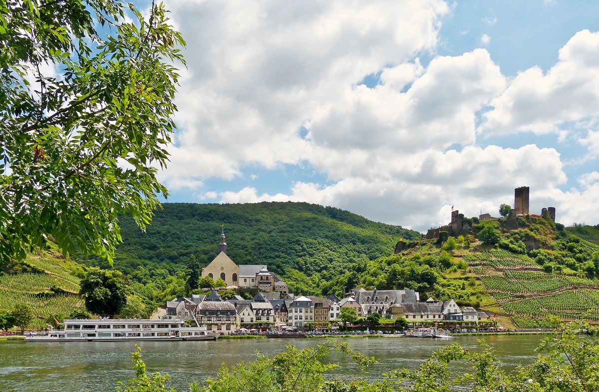 . Blick ber die Mosel nach Beilstein. 21.06.2014 (Jeanny)

Die kleine Siedlung hat eines der am besten erhaltenen historischen Ortsbilder an der Mosel und wird daher auch als Miniatur-Rothenburg oder Dornrschen der Mosel bezeichnet. berragt wird das Dorf, das trotz geringer Gre stdtebaulichen Charakter hat, von der Ruine der Burg Metternich.
