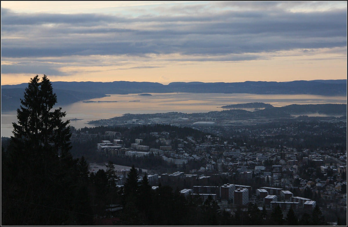 . Blick ber Oslo zum Oslofjorden -

In dem Bereich so etwa in Bildmitte lag frher der Flughafen Fornebu. Heute wird in der Hauptsache von dem weit auerhalb der Stadt liegenden Flughafen Gardermoen abgeflogen.

Ausblick vom Holmenkollen am Morgen des 30. Dezembers 2013 (Matthias)