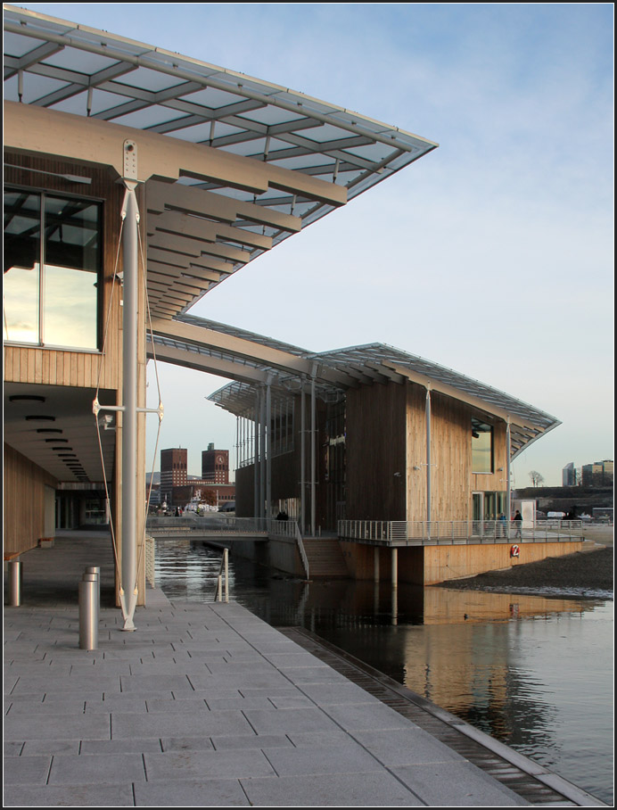 . Blick zum Osloer Rathaus -

Zwischen den beiden Gebudeteilen des neuen Astrup Fearnley Museums sind im Hintergrund die beiden Trme des Osloer Rdhusets zu sehen.

30.12.2013 (Matthias)