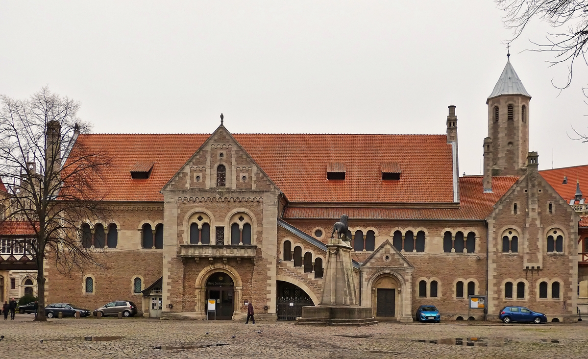 . Braunschweig - Burg Dankwarderode. 03.01.2015 (Hans)

Die Burg Dankwarderode am Burgplatz in Braunschweig ist eine schsische Niederungsburg. Sie war ber Jahrhunderte Residenz der Braunschweiger Herzge.

Heinrich der Lwe lie die Burg um 1175 nach dem Vorbild der Kaiserpfalzen als Residenz erbauen. Sie wurde, nach vielen Vernderungen und einem Brand, 1887 bis 1906 in historisierender Manier vllig neu errichtet.

Die Burg enthlt heute die mittelalterliche Abteilung des Herzog Anton Ulrich-Museums. Im Knappensaal der Burg prsentieren sich Teile des Welfenschatzes und wertvolle liturgische Gewnder. Im Obergeschoss befindet sich der prchtige Rittersaal.
