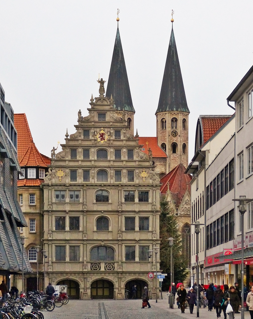 . Braunschweig - Das Gewandhaus am Alstadtmarkt. 03.01.2015 (Hans) 

Das Gewandhaus wurde erstmalig 1303 erwhnt: als Lager und Handelsplatz der Gewandschneider, der vornehmsten Gilde der Altstadt. Der 1590 entstandene und von 1948 bis 1950 wiederaufgebaute Ostgiebel ist das bedeutendste Werk der Renaissancebaukunst in Braunschweig.