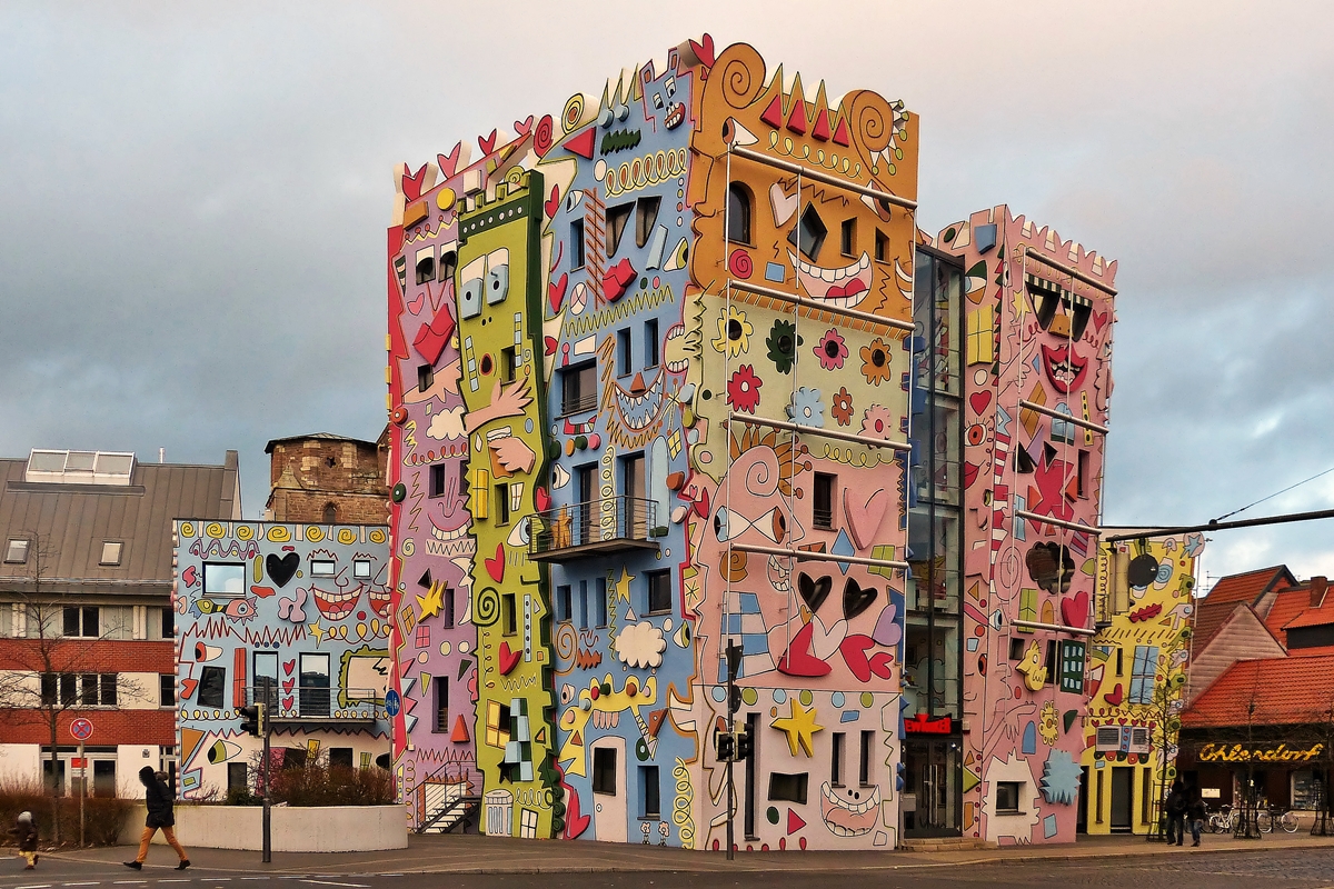 . Braunschweig - Das Happy RIZZI House am Ackerhof. 04.01.2015 (Hans)

Am Rande des historischen Magniviertels liegt seit 2001 das vom international bekannten New Yorker Knstler James Rizzi gestaltete Happy RIZZI House. Es wurde in zweijhriger Bauzeit auf Initiative des Galeristen Olaf Jaeschke und des Architekten Konrad Kloster verwirklicht. Die lachenden, bunten Husertrme sind als dreidimensionaler Baukrper realisiert und prsentieren sich als begehbare Bauskulptur. Der Bau wird heute als Brohaus genutzt und ist nicht ffentlich zugnglich.

Das Gebude ist mit Pop-Art-Malereien gestaltet. Hufigstes Motiv an der Fassade sind die frhlichen Gesichter. Darber hinaus findet man weitere wiederkehrende Motive wie u.a. Herzen, Augen, Sterne und Vgel.

In der Reihe  Die schnsten Bauwerke Deutschlands  der Zeitschrift Hrzu wurde das Rizzi-Haus per Leserwahl zu einem der 100 schnsten Bauwerke gewhlt.
