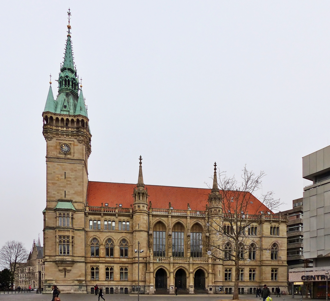 . Braunschweig -  Das Rathaus. 03.01.2015 (Jeanny)

Das Rathaus der Stadt Braunschweig ist das sichtbare Zeichen stdtischer Selbstverwaltung und in diesem Sinne fr die Altstadt urkundlich schon vor 1253 belegt. Der neugotische Bau wurde 1894 bis 1900 von dem damaligen Stadtbaurat Ludwig Winter errichtet. Der 61 m hohe Turm mit 161 Stufen an der Sd-West-Ecke wurde nach dem Vorbild der berhmten Belfriede (Stadttrme) in Flandern angelegt. Der bis zum Krieg giebelgekrnte Eingangsteil ist mit reichen Mawerkfenstern geziert. Die vier die groen Fenster umrahmenden Figuren stellen die Bereiche Wissenschaft, Kunst, Handwerk und Handel dar.
