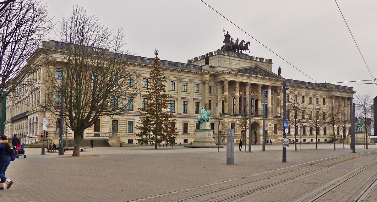 . Braunschweig - Das Schloss. 03.01.2015 (Jeanny)

Das klassizistische Braunschweiger Residenzschloss wurde von 1831 bis 1841 nach Plnen von Carl Theodor Ottmer errichtet, im Zweiten Weltkrieg stark beschdigt und schlielich 1960 vollstndig abgetragen. Im Jahr 2006, 46 Jahre nach dem Abriss, wurde die Hauptfassade samt Schlossvolumen mit mehr als 600 Originalteilen anhand alter Plne und historischer Fotos in ursprnglicher Gre und am historischen Platz weitgehend originalgetreu wiedererrichtet.

Wie bei dem historischen Schloss, steht auf dem Portikus des Residenzschlosses eine Wagenlenkergruppe, die grte Quadriga Europas, mit der Stadtgttin Brunonia als Wagenlenkerin.

Die Rume des Schlosses werden vom Stadtarchiv, Stadtbibliothek, Kulturinstitut und Kulturverwaltung genutzt. Der  Rote Saal  im Nordflgel ist das Veranstaltungszentrum des Kulturinstitutes.
