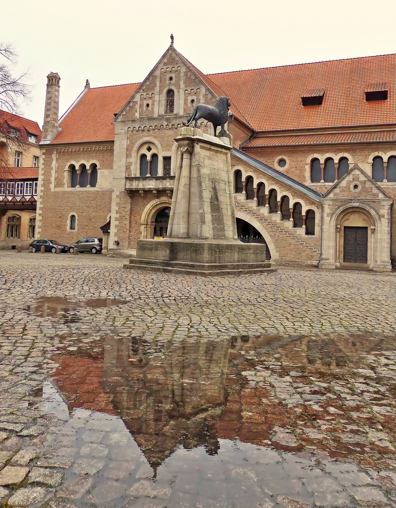 . Braunschweig - Der Burglwe vor der Burg Dankwarderode am Burgplatz. 03.01.2015 (Jeanny)

Der Burglwe, Bronzeguss aus der Zeit um 1166, einst vergoldet, wurde von Heinrich dem Lwen als Wahrzeichen seiner Macht und seiner Gerichtsbarkeit errichtet. Er ist ein Hauptwerk der romanischen Plastik, hchstwahrscheinlich in Braunschweig gegossen, und die erste monumentale Freifigur nrdlich der Alpen. Das Original kann in der Burg Dankwarderode besichtigt werden. Auf dem Burgplatz ist eine naturgetreue Nachbildung zu sehen.