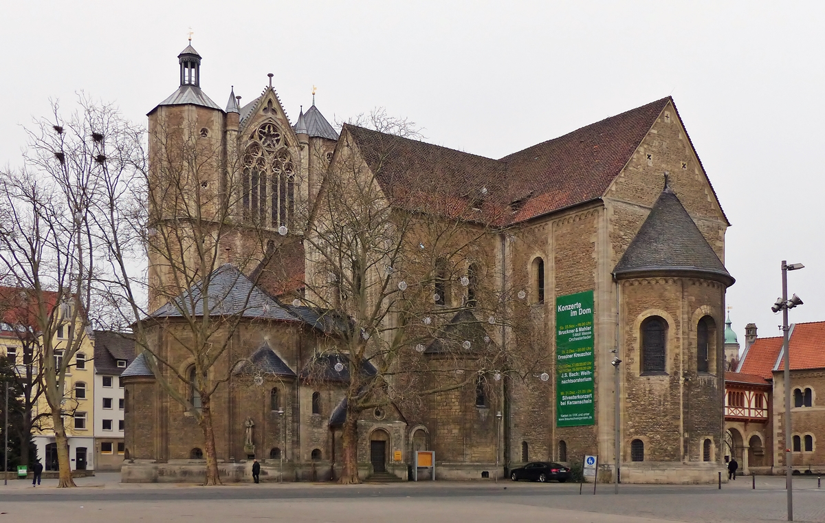 . Braunschweig - Der Dom St. Blasii. 03.01.2015 (Jeanny)

Die ehemalige Stiftskirche St. Blasii auf der sdlichen Seite des Burgplatzes ist heute evangelisch-lutherischer Dom. Er wurde von Heinrich dem Lwen nach Rckkehr von seiner Palstina-Fahrt in den Jahren 1173 bis 1195 als dreischiffige Gewlbebasilika anstelle einer lteren Anlage errichtet. Heinrich der Lwe bestimmte diese Kirche als seine Grabsttte, wo er 1195 auch neben seiner Gemahlin Mathilde bestattet wurde. Auch die Grabsttte Ottos IV., deutscher Kaiser und Knig, Sohn Heinrichs des Lwen befindet sich im Dom.

Die zunchst als dreischiffige Basilika errichtete Anlage wurde bis heute mehrfach umgebaut, erweitert und rekonstruiert. Hochbedeutend ist die mittelalterliche Ausstattung: Marienaltar (1188), der siebenarmige Leuchter (um 1170/80), das aus Holz geschnitzte Kruzifix des Meisters Imervard (Imervardkreuz, 2. Hlfte 12. Jahrhundert), kunstvolle Wandmalereien sowie das Grabmal von Heinrich dem Lwen und Mathilde. Dieses um 1250 aus Muschelkalk geschaffene Grabmal Heinrichs des Lwen und seiner englischen Gemahlin Mathilde im Mittelschiff des Doms gilt als ein Hauptwerk mittelalterlicher Steinplastik. Besonders sehenswert ist auerdem die Krypta. Die Krypta dient als Ruhesttte welfischer Frsten.

Der Dom ist Bischofskirche der Evangelische-Lutherischen Landeskirche in Braunschweig.